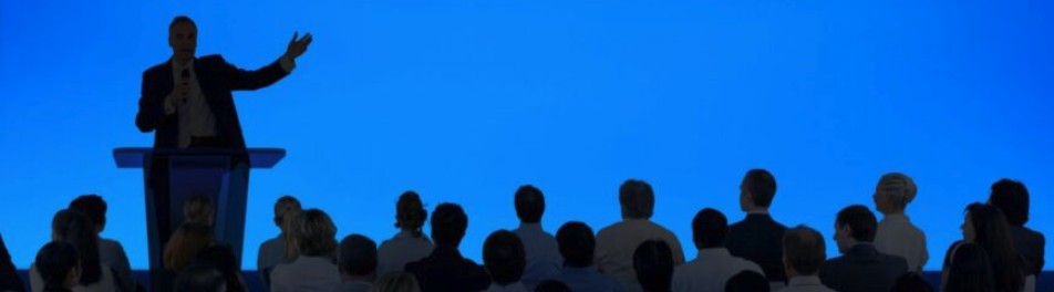 Intervention sur scène face à un public